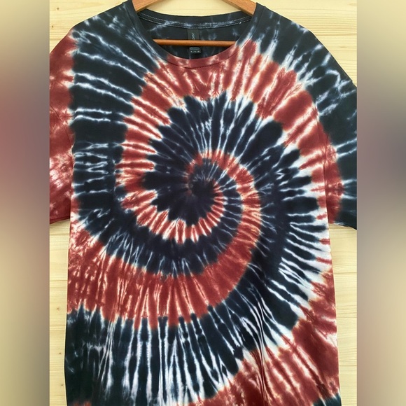 NEW GILDAN Unisex XL SoftStyle T-Shirt Garnet Black Tie Dye Spiral Pattern Retro - Picture 3 of 9